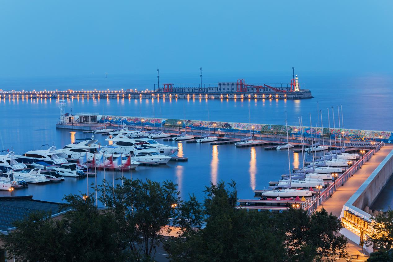 （图为秦皇岛国际旅游港帆船游艇港）