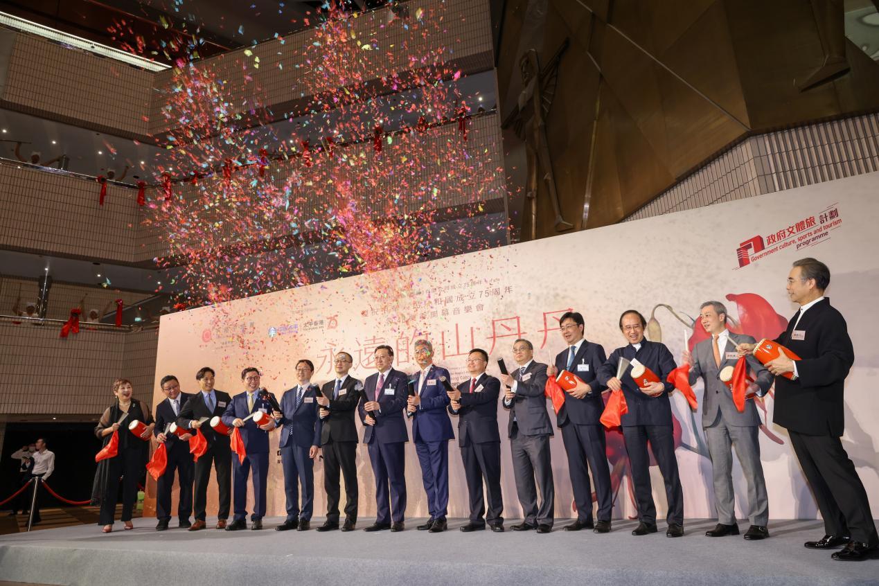 主禮嘉賓共同鳴放紙炮