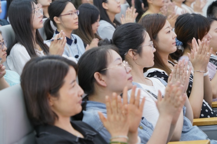 老师鼓掌致贺