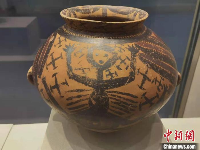 2021年6月,拍摄的马家窑彩陶,图案类似古人“自画像”。(资料图)艾庆龙 摄