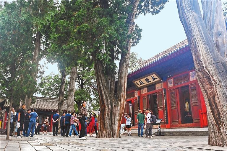 游人在伏羲庙参观　新甘肃·甘肃日报记者　丁凯