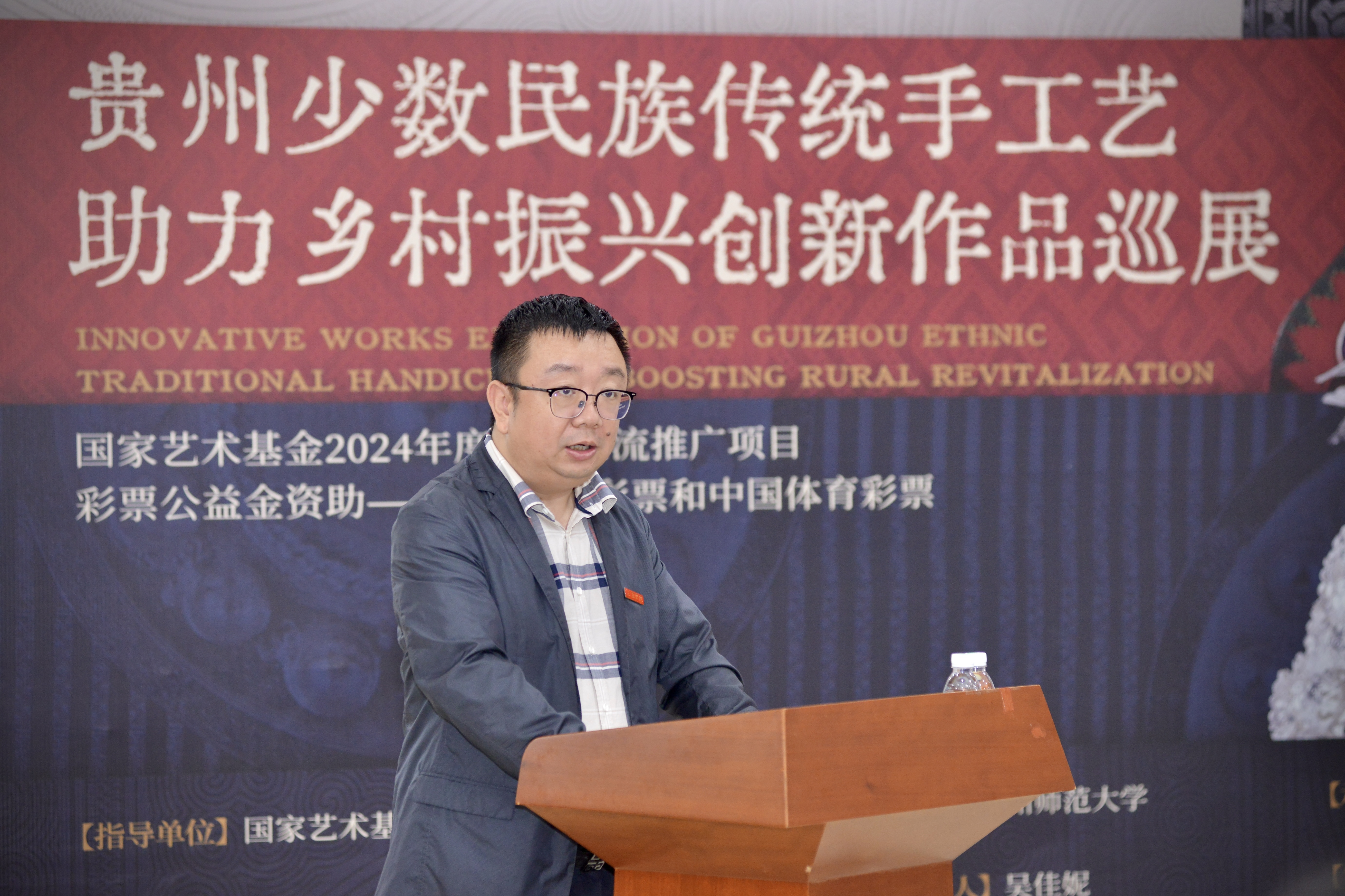 “贵州少数民族传统手工艺助力乡村振兴创新作品巡展”在三亚学院图书馆盛大开幕