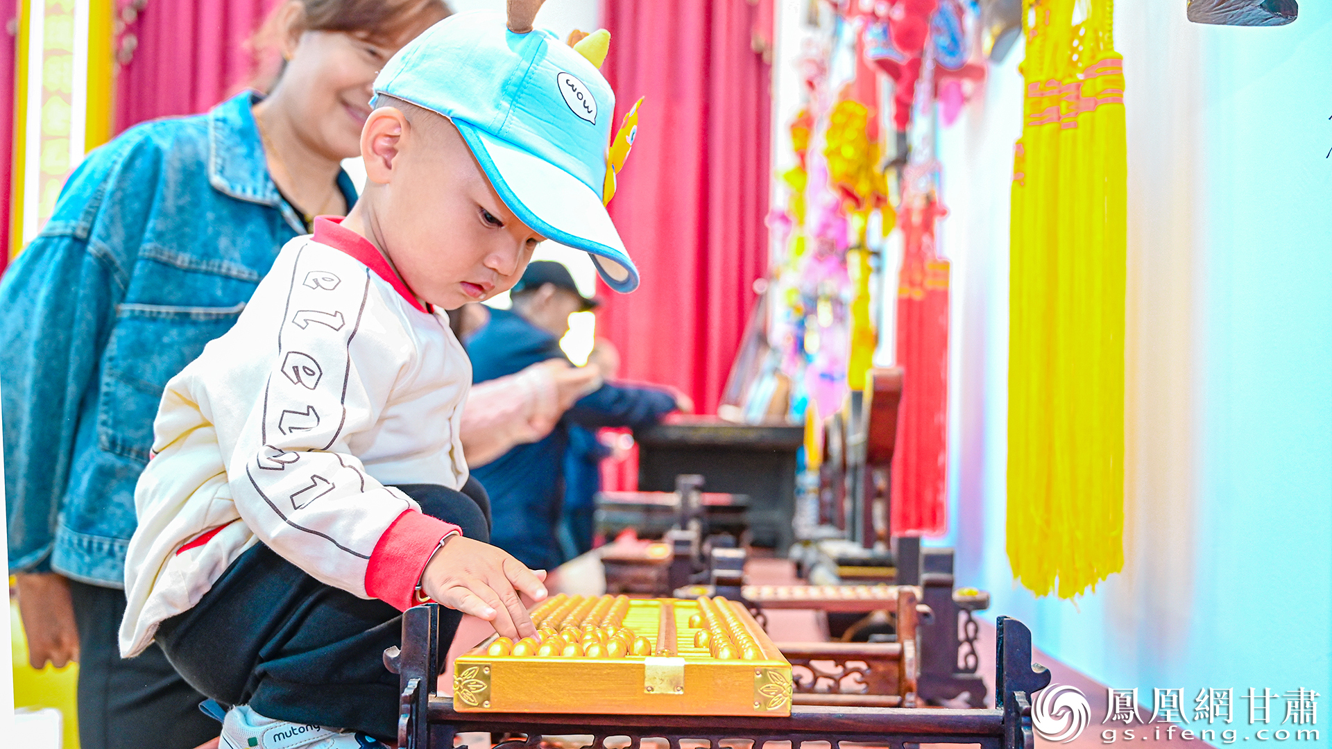 萌娃拨弄算盘 李德宇 摄