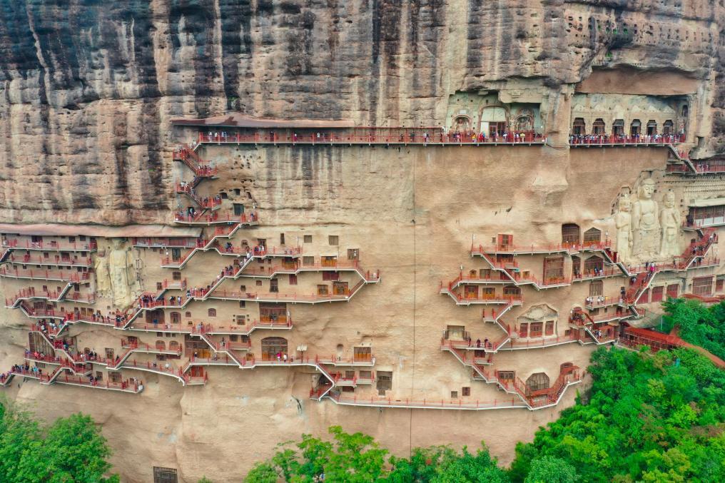 这是近日拍摄的甘肃麦积山石窟局部景象(无人机照片) 新华社记者 郎兵兵 摄