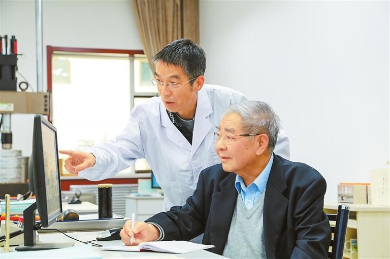 俞祁浩（左一）和程国栋院士在实验室进行机理分析