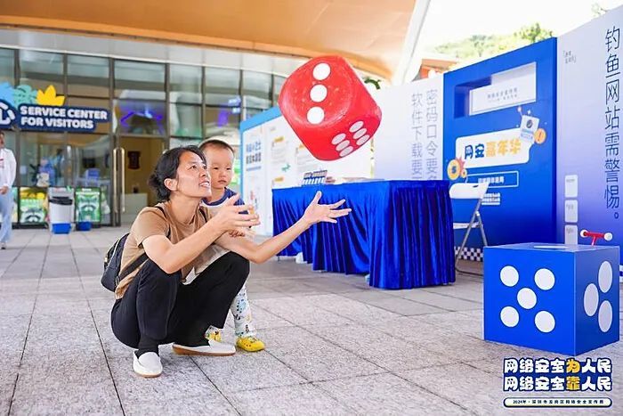 家长与孩子一起扔骰子