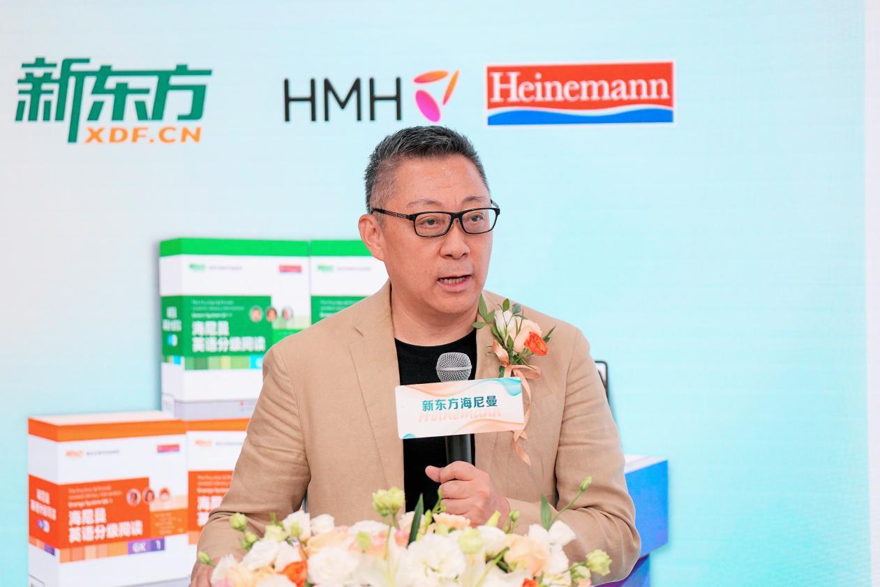 （新东方教育科技集团CEO周成刚现场致辞）