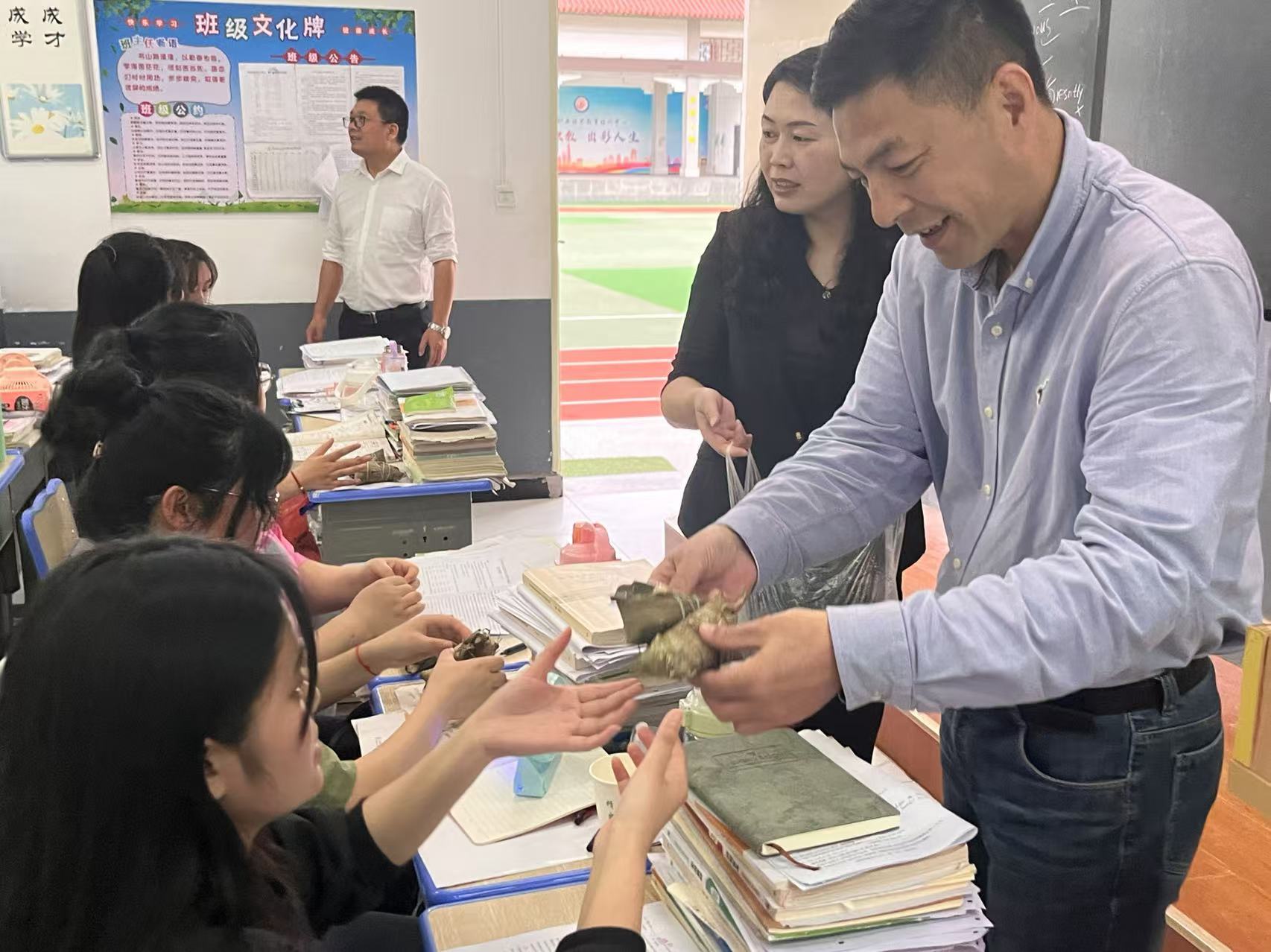 端午节，给即将参加高考的学生发粽子