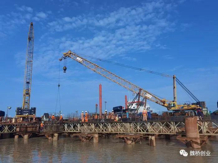 达比隆港在建工程采用几内亚本国生产的水泥。图源魏桥创业公众号