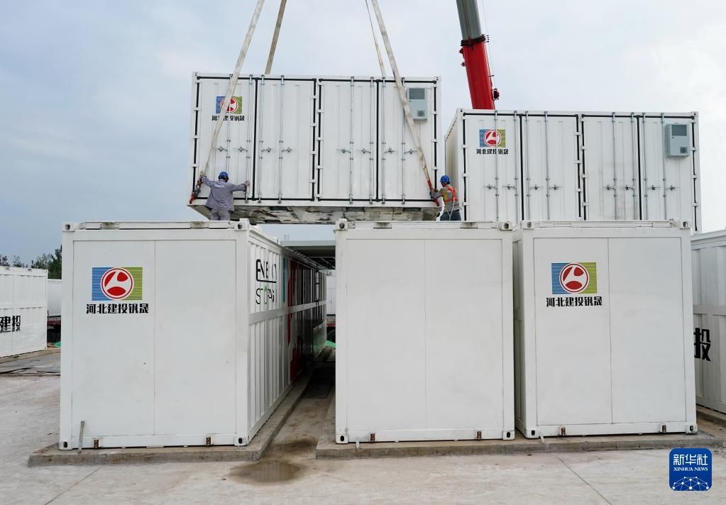 9月6日,工人在位于河北省邢台市信都区的新型电力系统示范工程——独立储能电站项目建设工地施工。