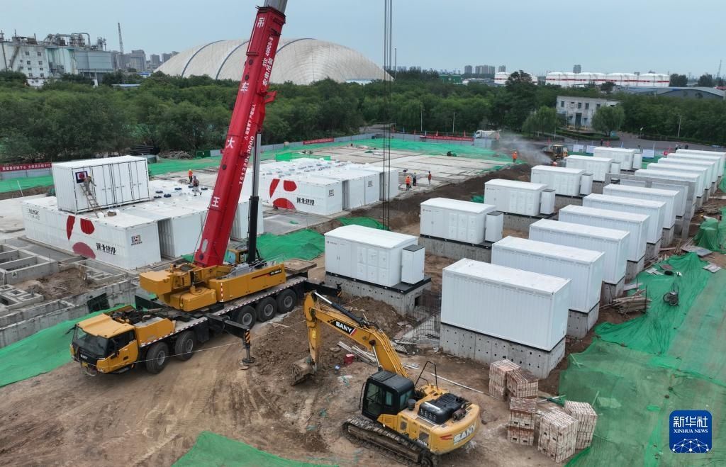 9月6日,工人在位于河北省邢台市信都区的新型电力系统示范工程——独立储能电站项目建设工地施工(无人机照片)。