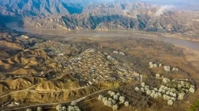 宁夏中卫市黄河黑山峡河段的南长滩村(无人机照片) 新华社记者 冯开华 摄