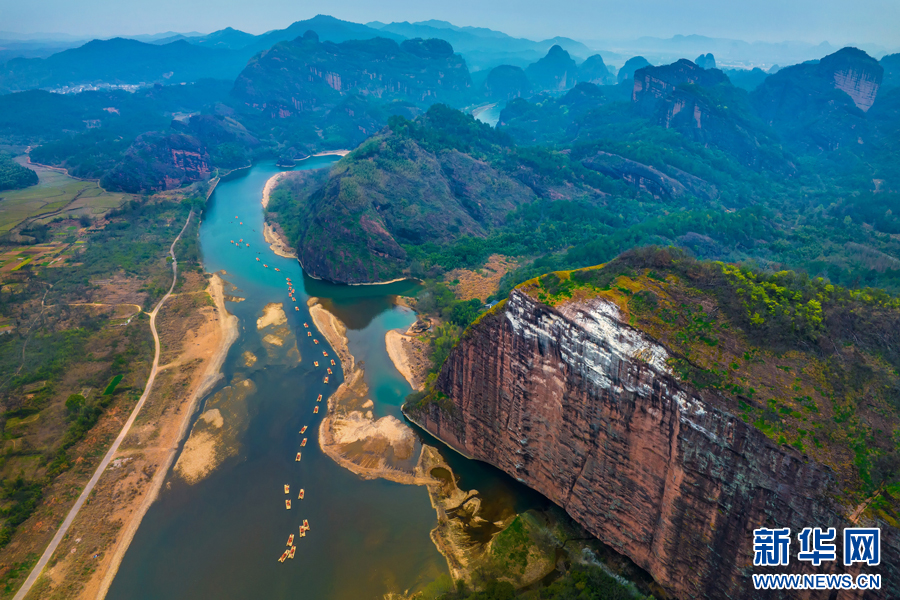 游客乘竹筏泛舟泸溪河上，游览龙虎山风光。 新华网发