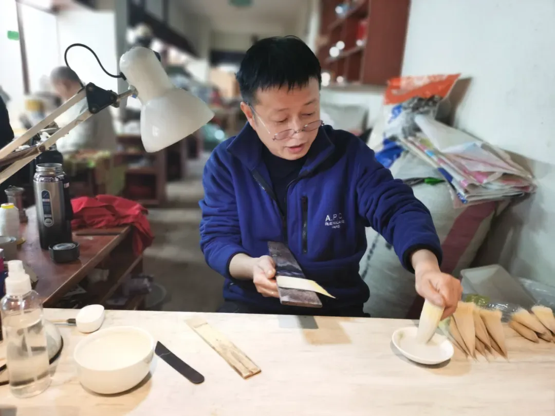 工作室里的李小平 作者供图