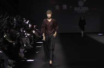 南沙榄核香云纱：“溯源”云纱色彩SS2025春夏系列亮相中国国际时装周