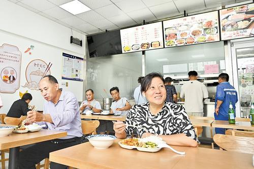 9月5日，在衡水市桃城区路北街道沁园社区的社工食堂，昊和沁园小区居民王秀巧（前右）在享受美味午餐。本报记者 焦磊摄