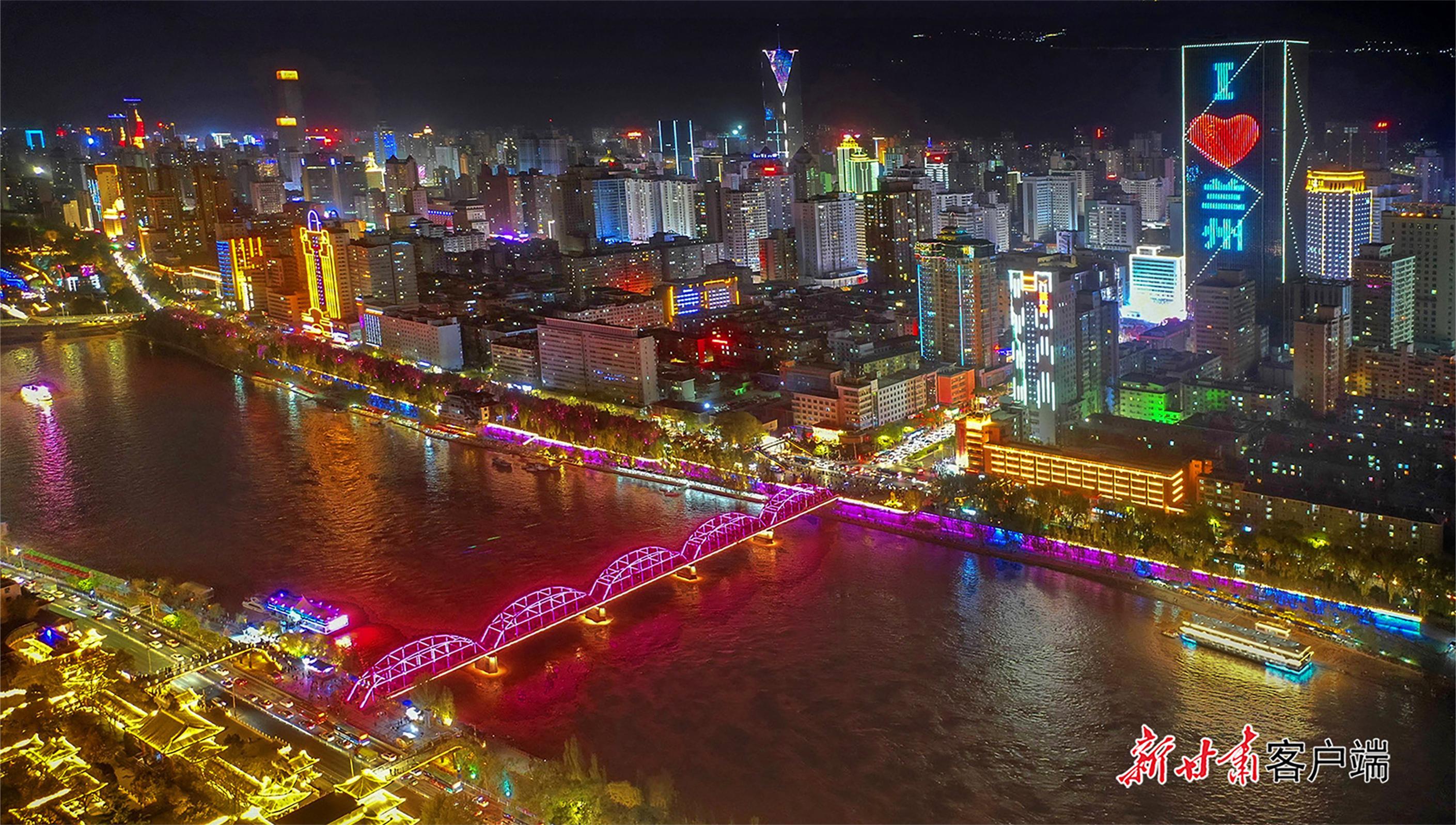 夜幕下，黄河铁桥与城市相映生辉。