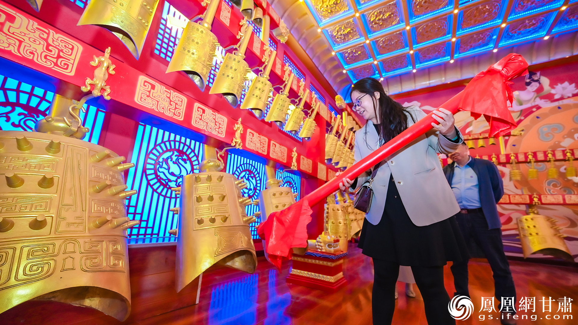 媒体人敲击编钟感受古乐之美 李德宇 摄