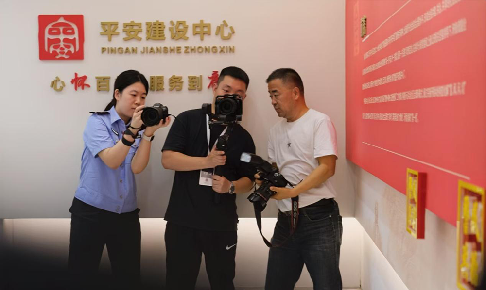 采访团一行在槐底派出所平安建设中心。澎湃新闻记者 林平 图