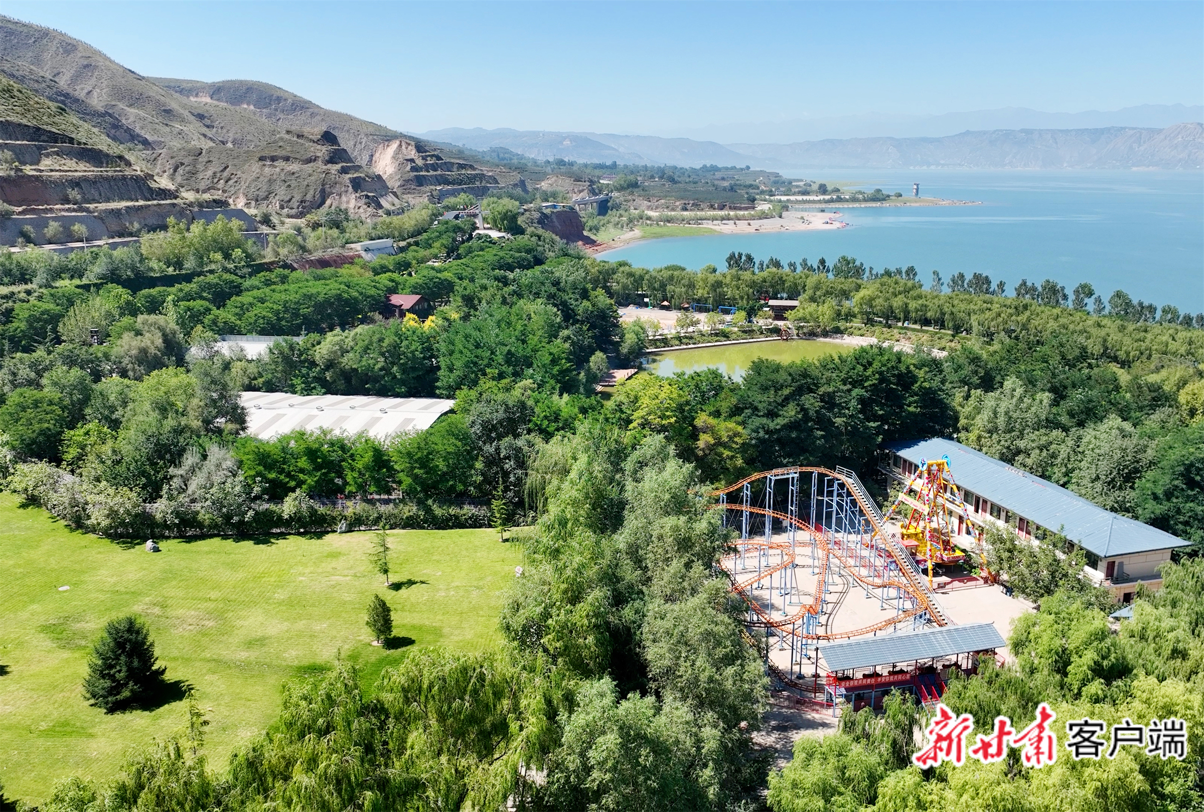 盛世滨湖旅游区绿树环绕，住宿、娱乐设施一应俱全。