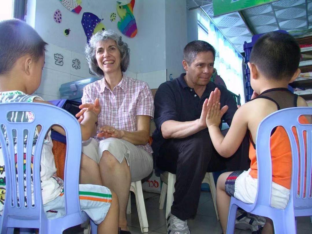 美国教育专家在奇色花(图源:奇色花)