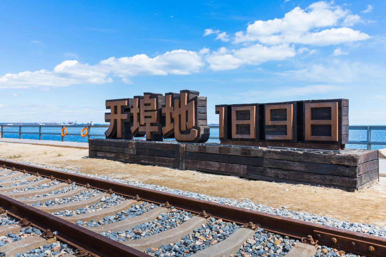 （图为秦皇岛国际旅游港地标）