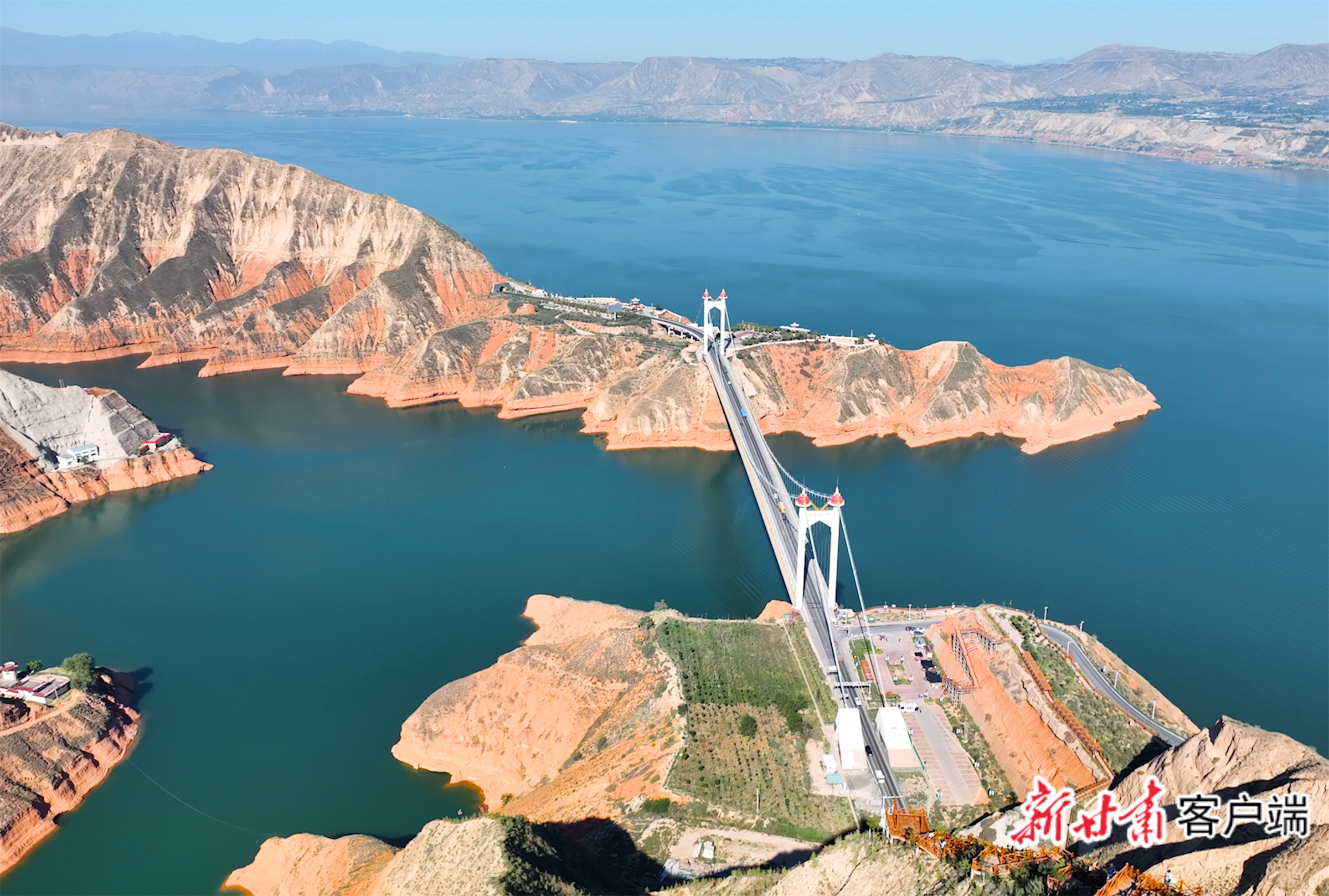 刘家峡大桥横跨黄河支沟，刘家峡水库的湖光山色尽收眼底。