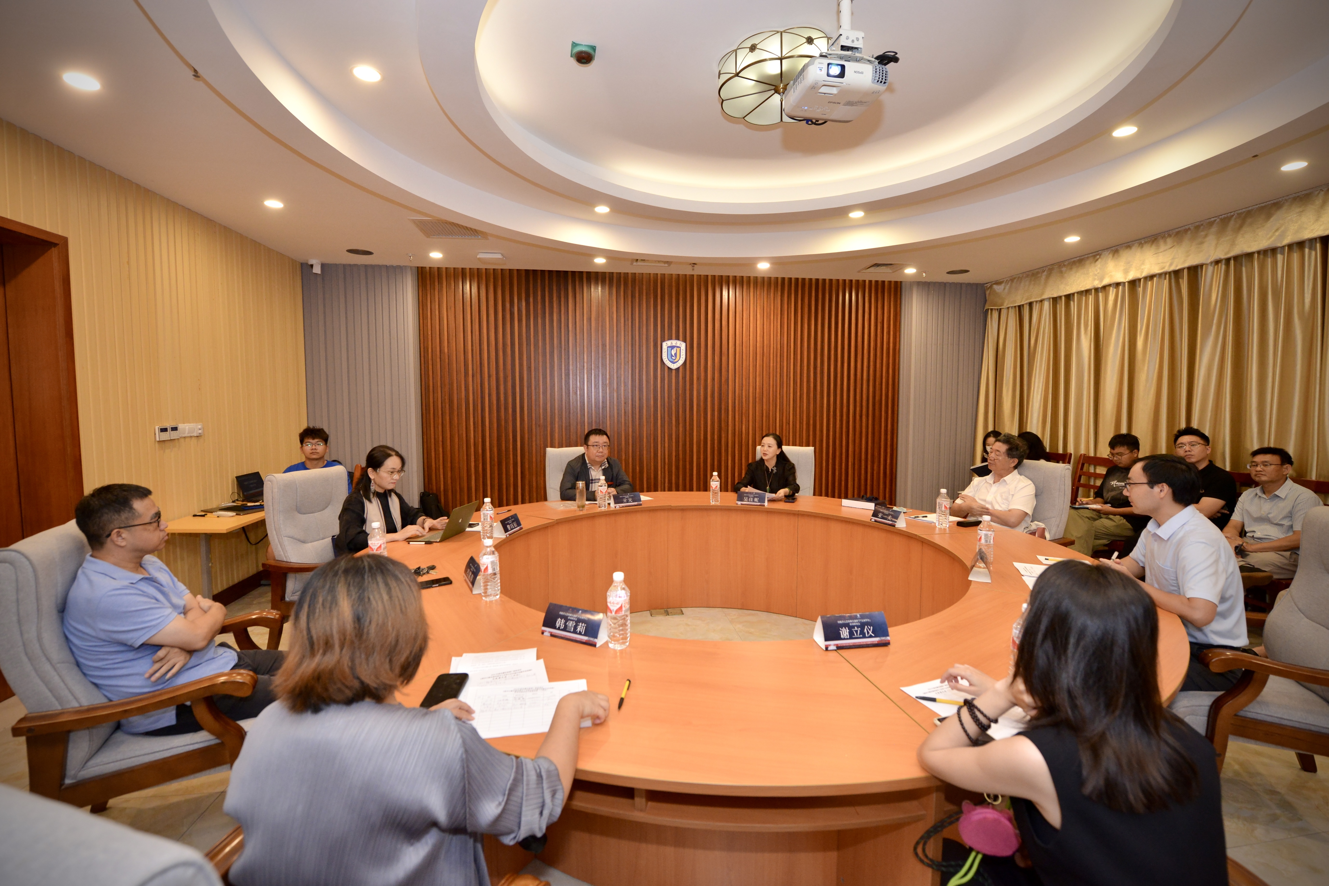 “贵州少数民族传统手工艺助力乡村振兴创新作品巡展”在三亚学院图书馆盛大开幕