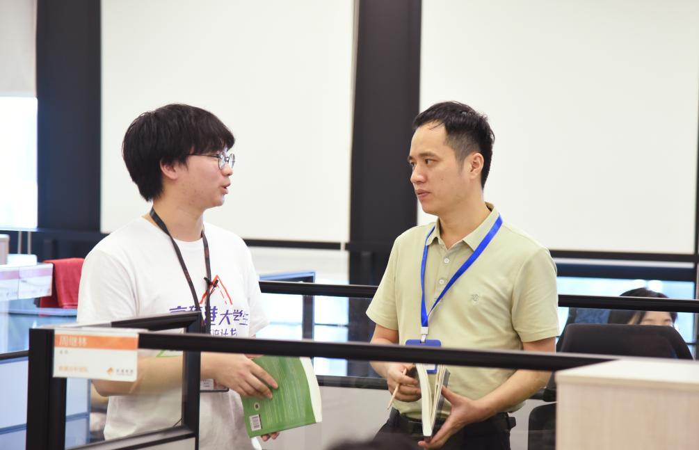 香港青年苏健峰在交流工作。新华社记者 洪泽华 摄