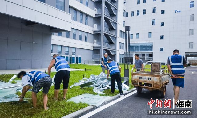 9月11日，海南省公共卫生临床中心施工人员正在清理灾后项目现场。胡佳 摄