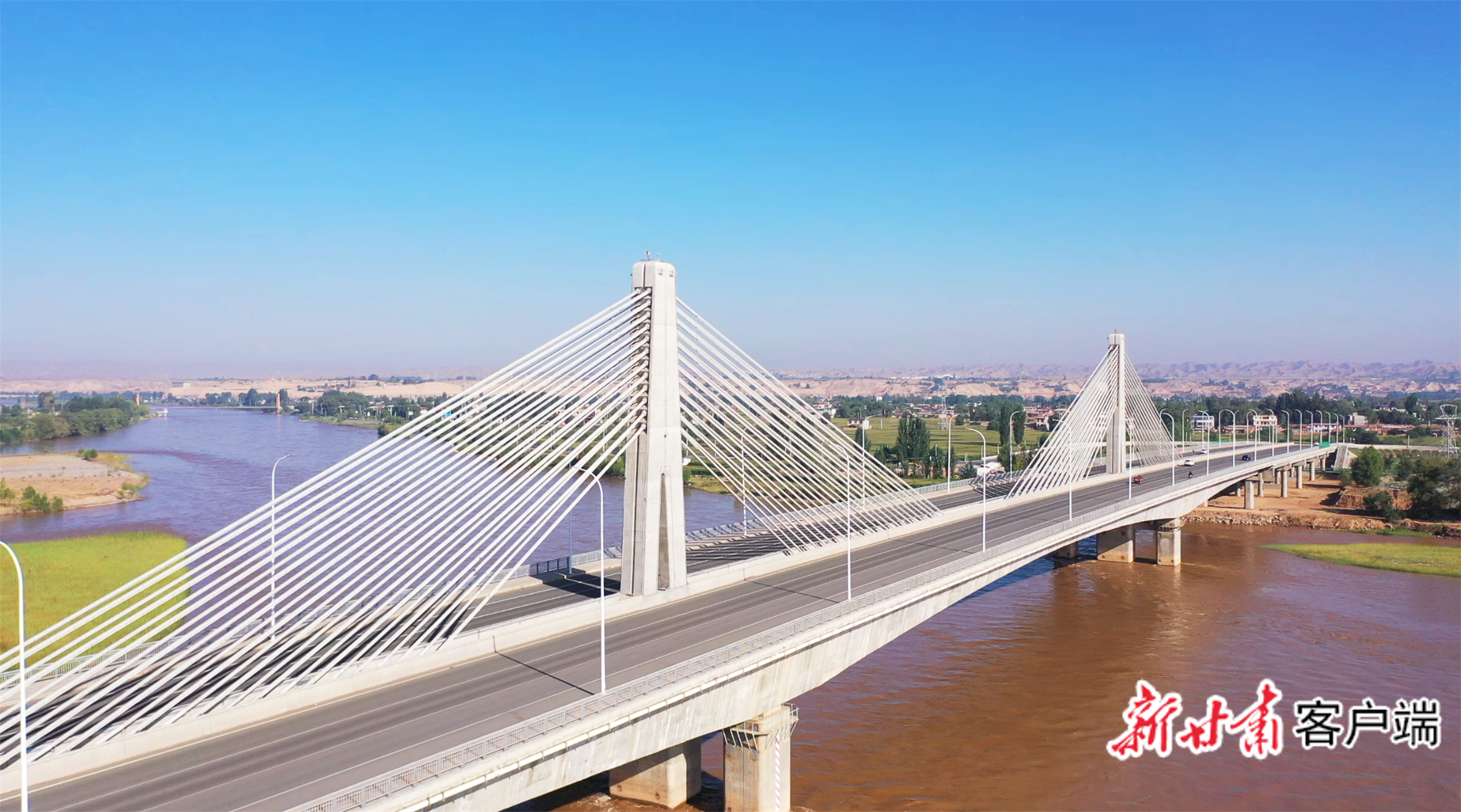 九曲黄河在白银境内奔流不息，金滩黄河大桥横跨两岸。