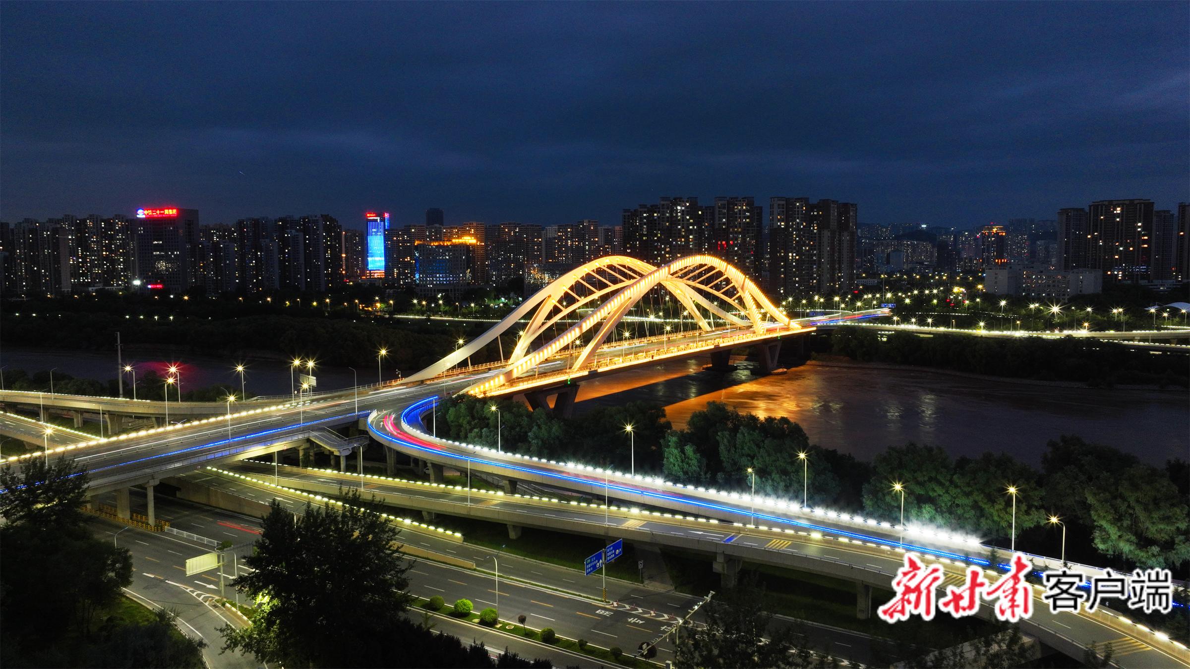 深安黄河大桥在夜幕下，成为一道不可忽视的城市夜景。