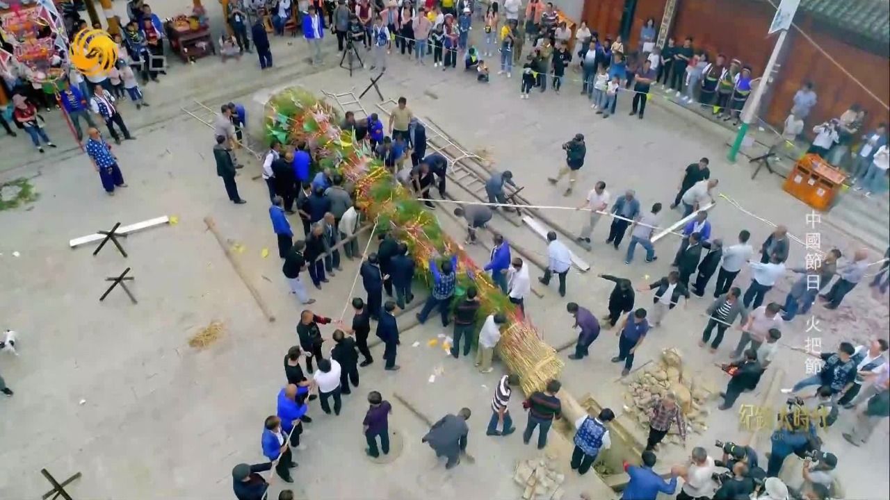 一同感受这场白族的火把节，高度有10多米的火把，用料十分讲究