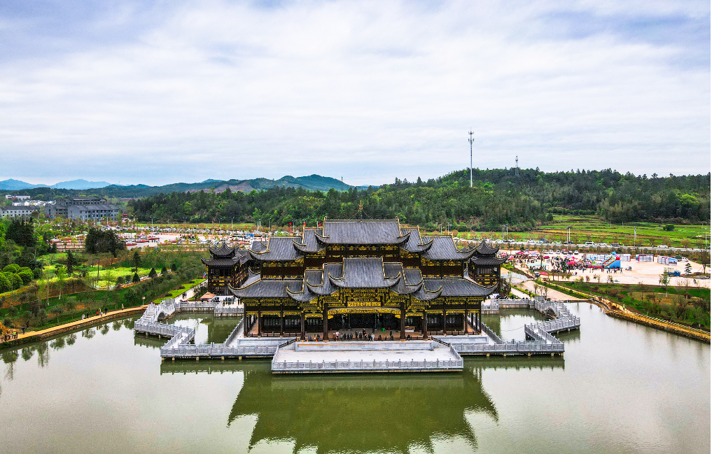 洪岩水上戏台全景。 汪和云/摄