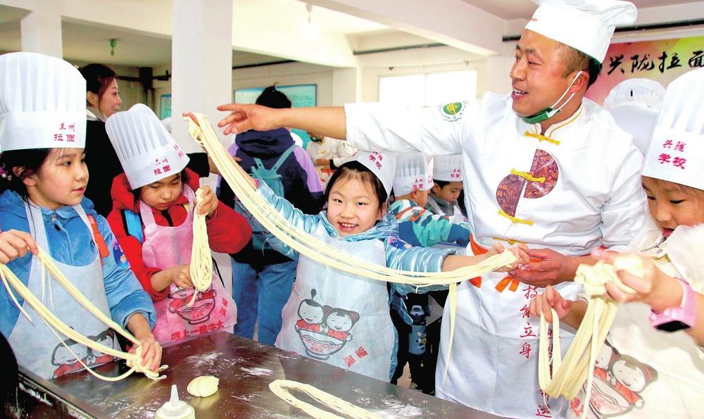 图一：小学生学习兰州牛肉面拉面技艺