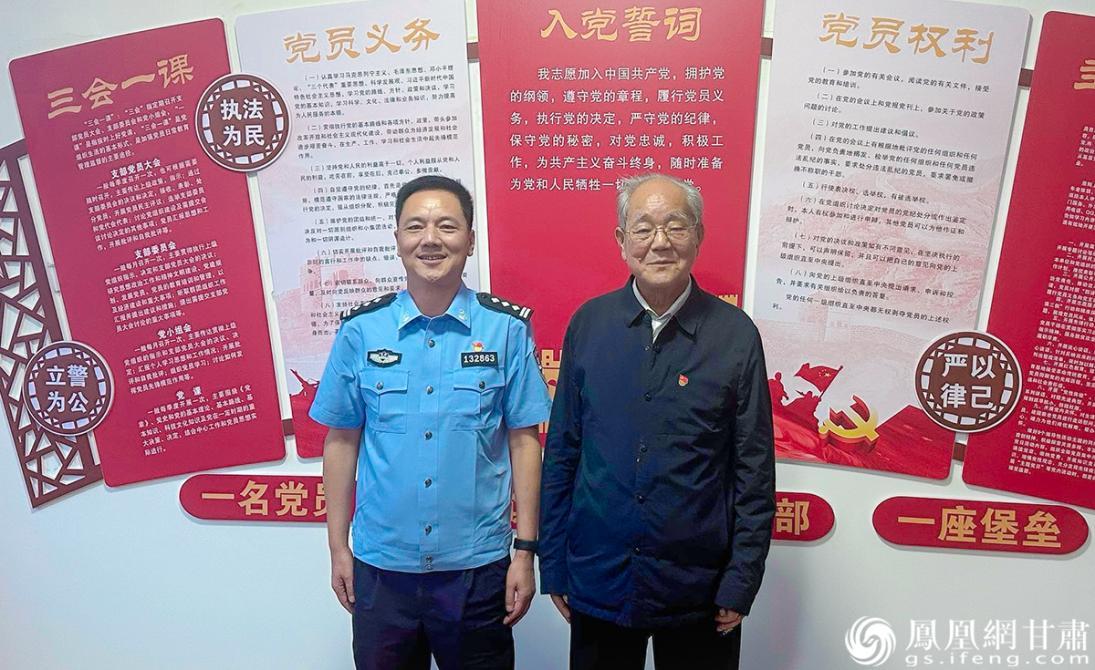 王永升（右）、王巨宏警察“父子兵”接力保平安　泾川县公安局供图