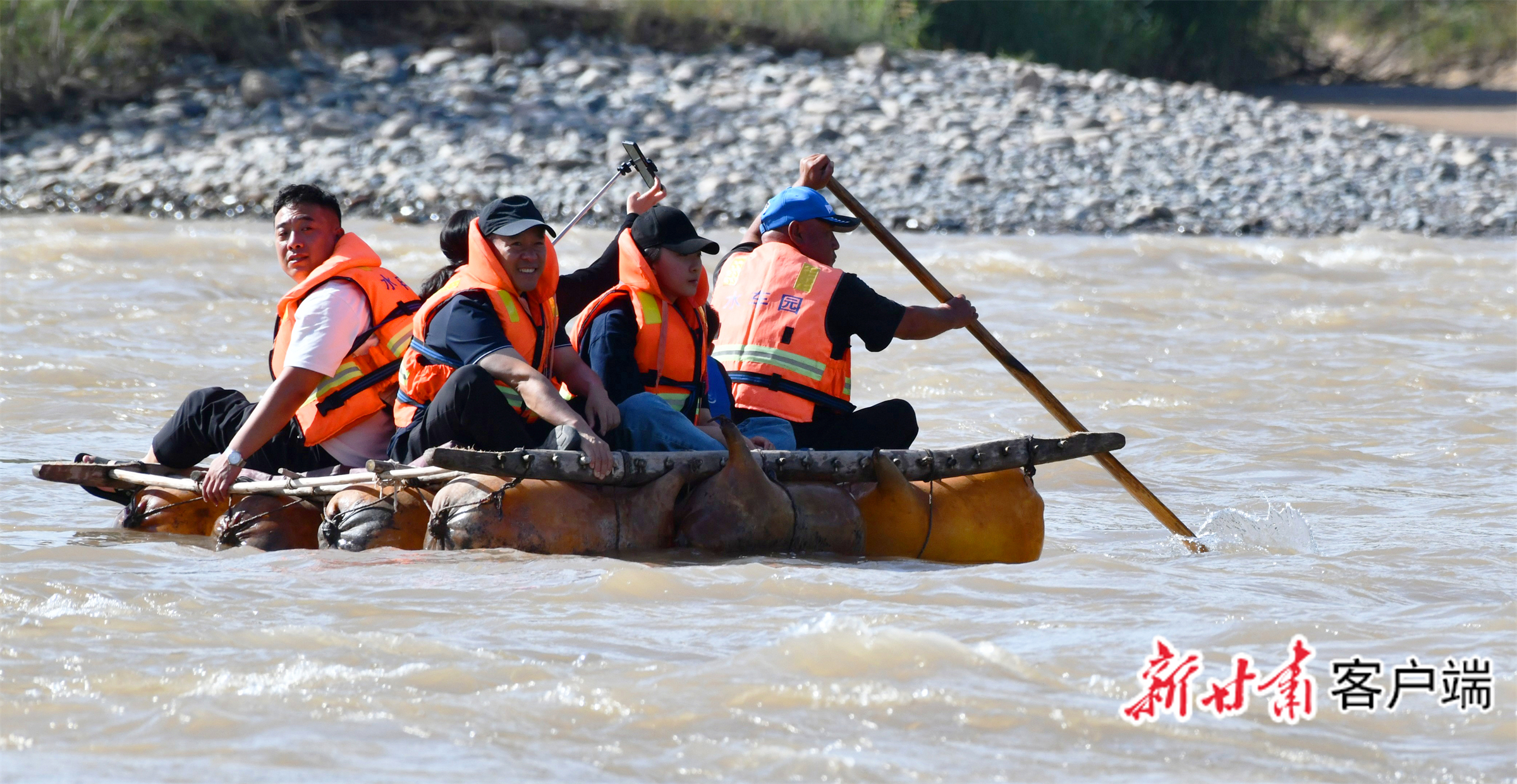 羊皮筏子吸引众多游客体验