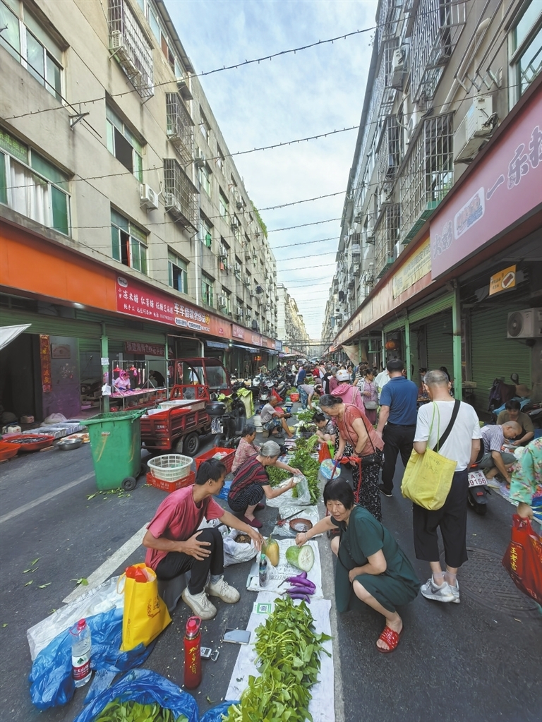 死灰复燃的马路市场。　　本报全媒体记者 徐黎明摄