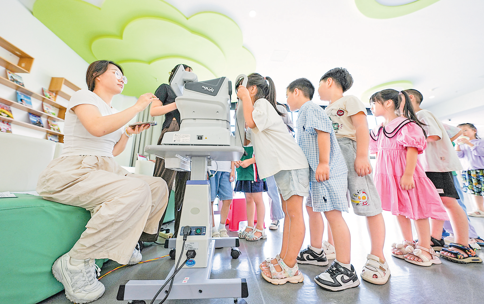 9月11日,南丰县第二幼儿园,小朋友正在进行视力测试