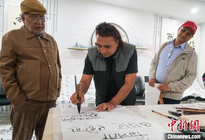 尼泊尔媒体考察团西宁过中秋体验中国传统文化