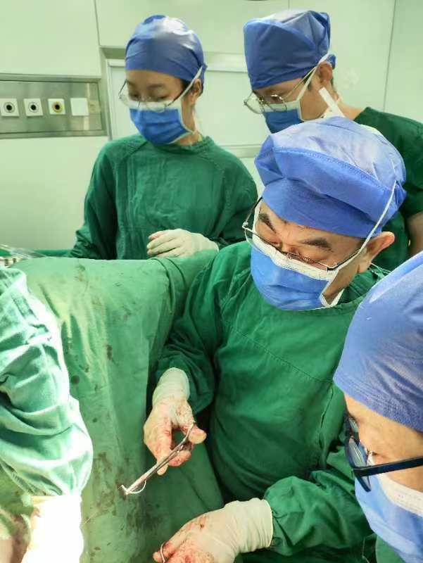 南京同仁医院成功挑战高难度:为脑梗患者实施全子宫脱垂微创手术