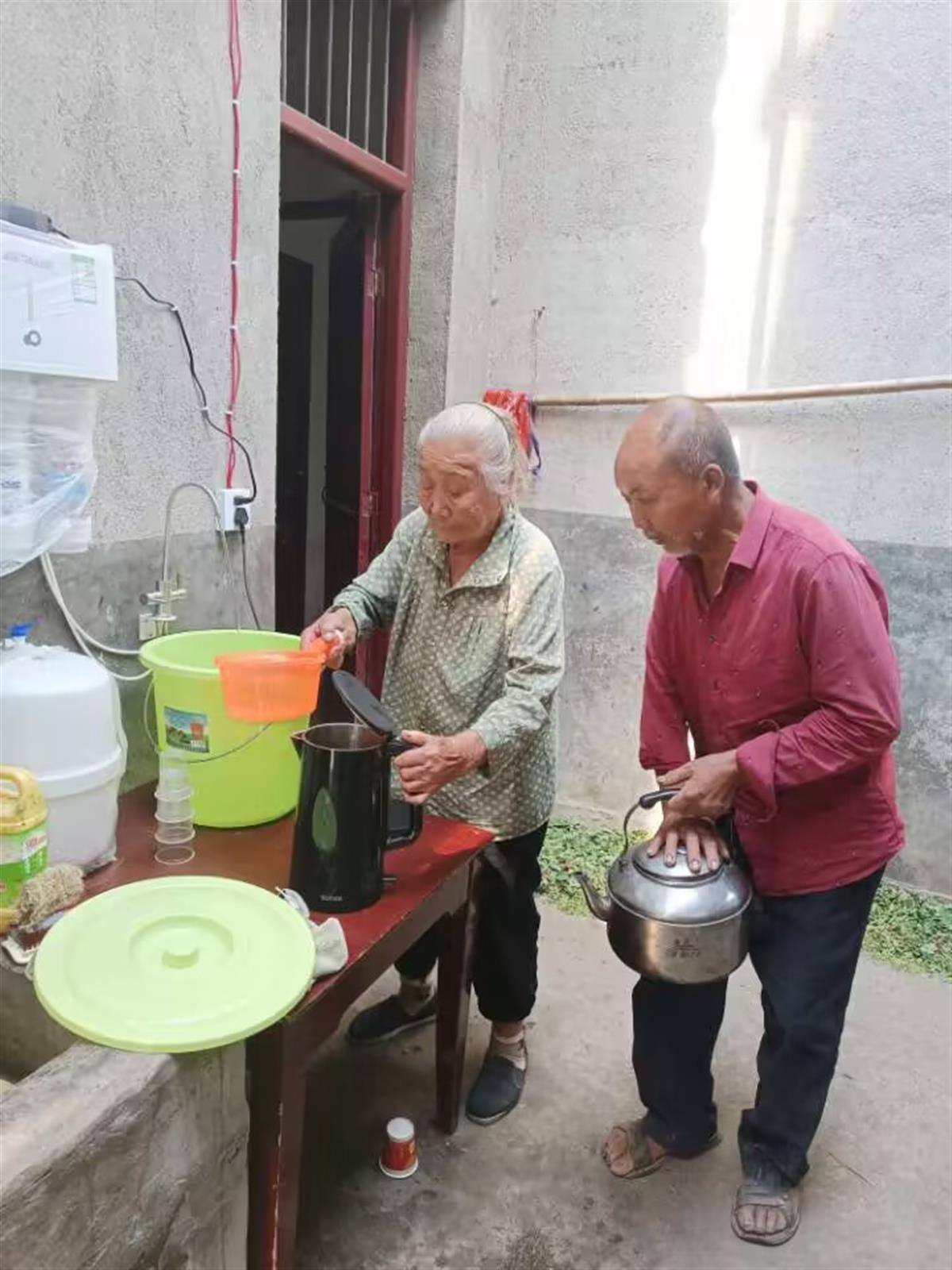 徐桂梅老人在家中烧开水准备泡茶