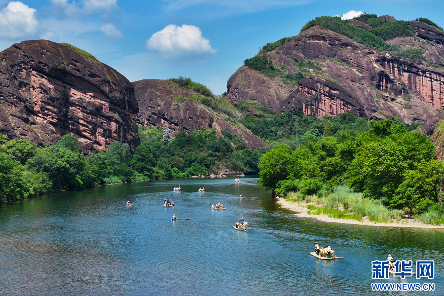 游客乘竹筏泛舟泸溪河上，游览龙虎山风光。 新华网发