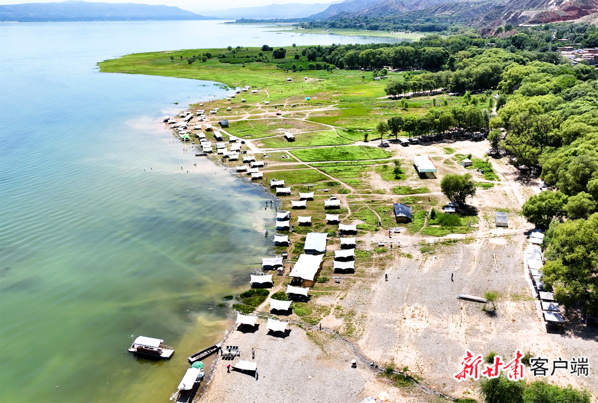 黄河三湾滩涂上绿草如茵，成为休闲娱乐的胜地。