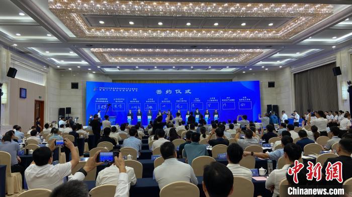 图为签约环节。9月11日，2024年山东省创新驱动发展大会主场活动暨第十六届山东省科协年会开幕式在济宁举办。孙婷婷 摄