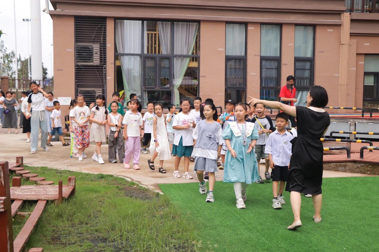 “老友记”毕业生们回校探访(图源:奇色花)