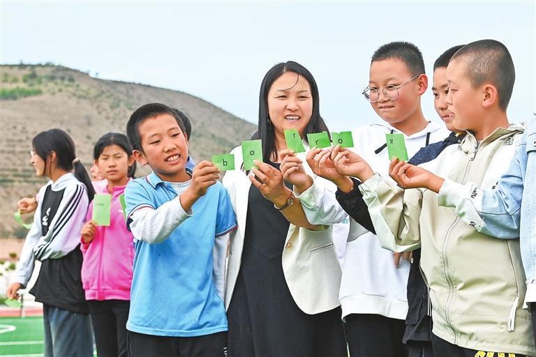 会宁县大沟中学老师马慧荷与学生进行互动