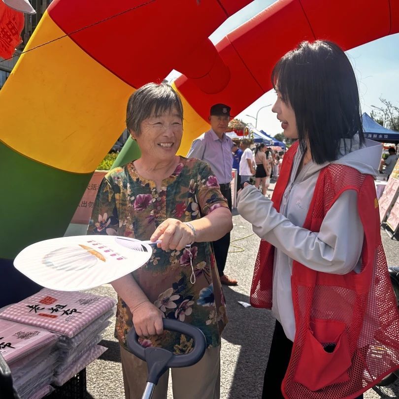 傅家镇盛世康城社区举办“邻有集”便民大集活动暨“爱满康城”邻居节启动仪式