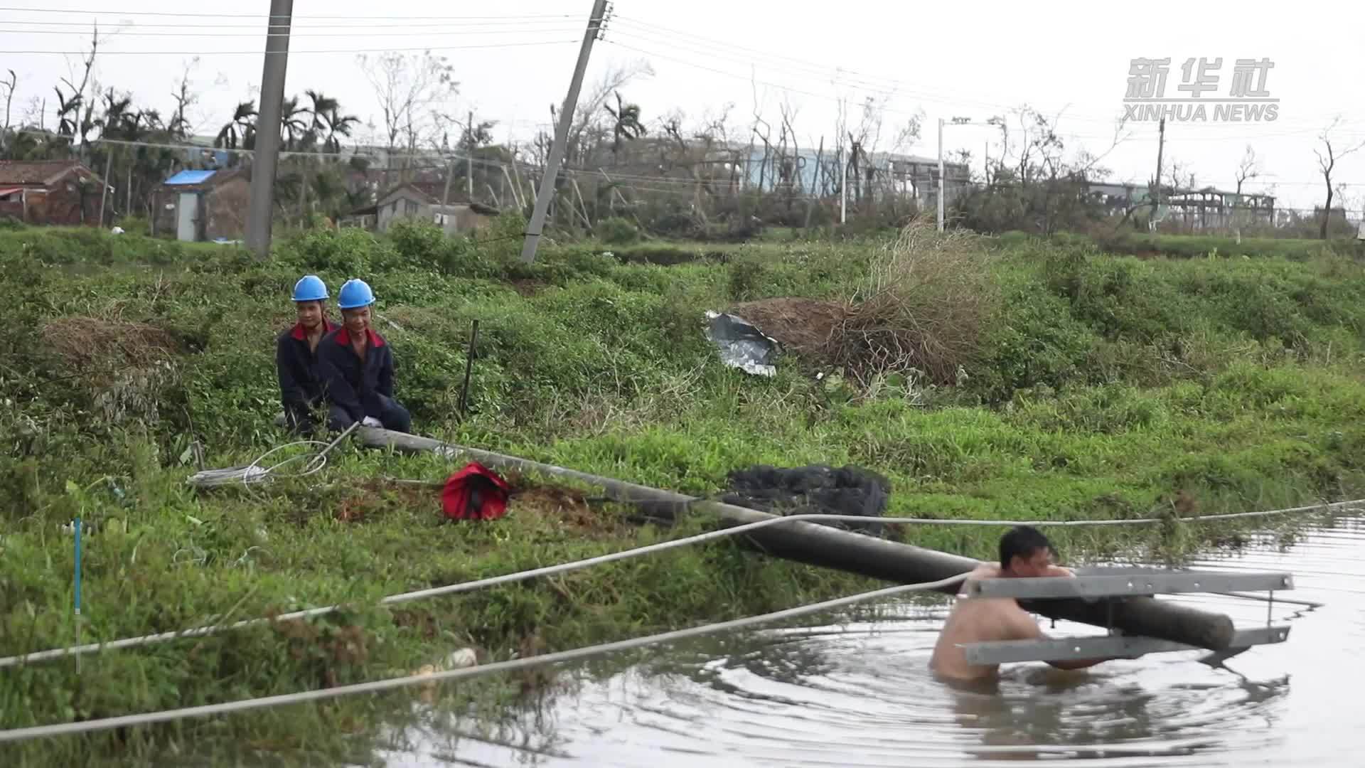 海南文昌：电力抢修人员入水打捞500余斤供电设备