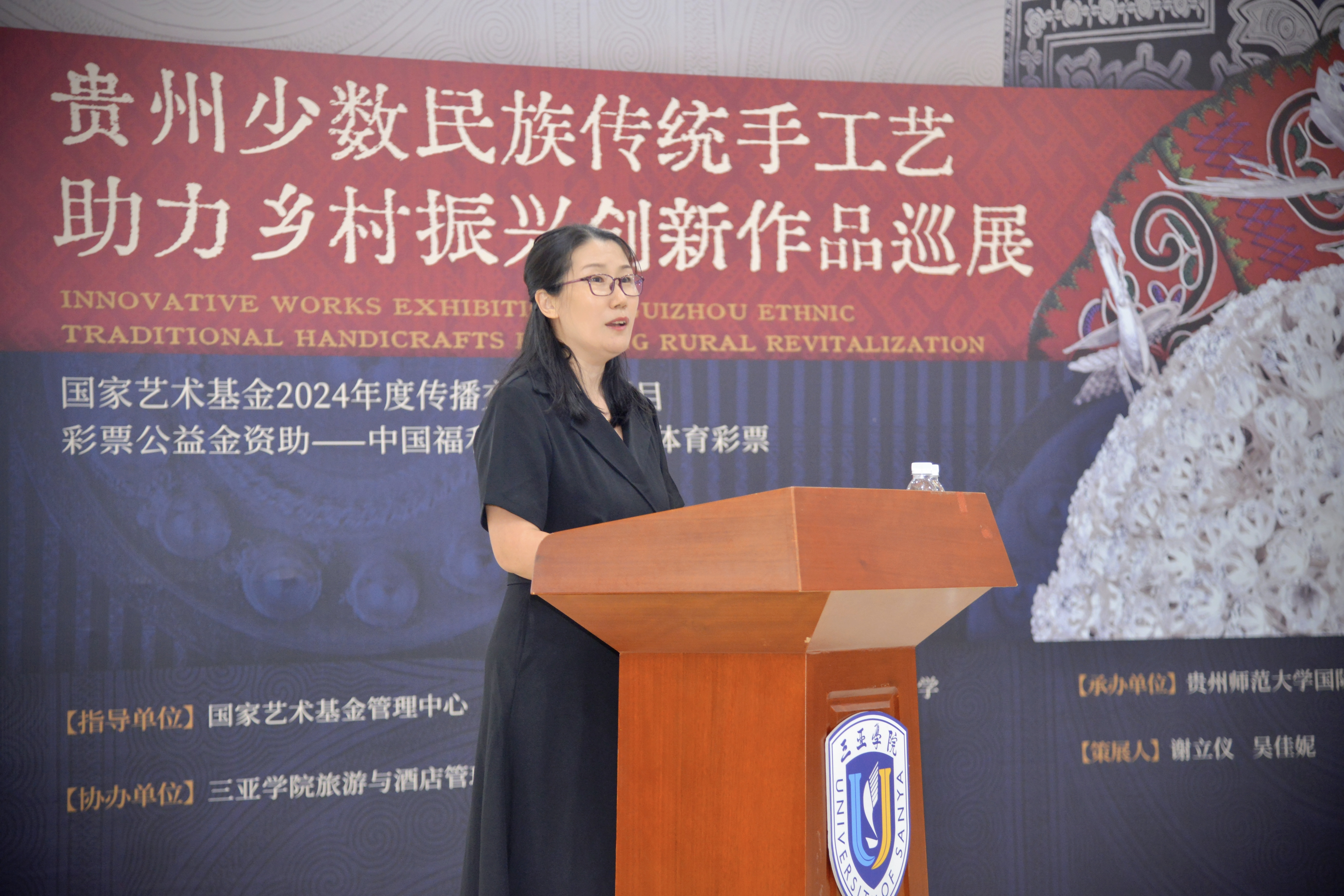 “贵州少数民族传统手工艺助力乡村振兴创新作品巡展”在三亚学院图书馆盛大开幕